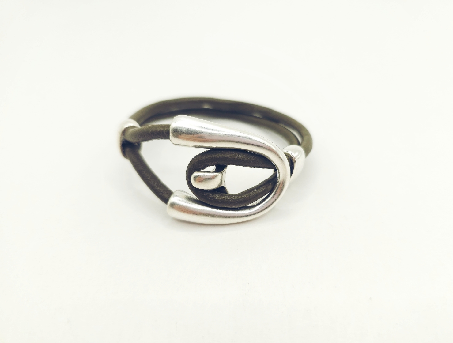 Pulsera de cuero doble con cierre de tubos