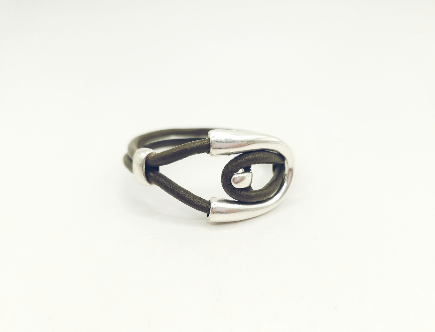 Pulsera de cuero doble con cierre de tubos - Imagen 3