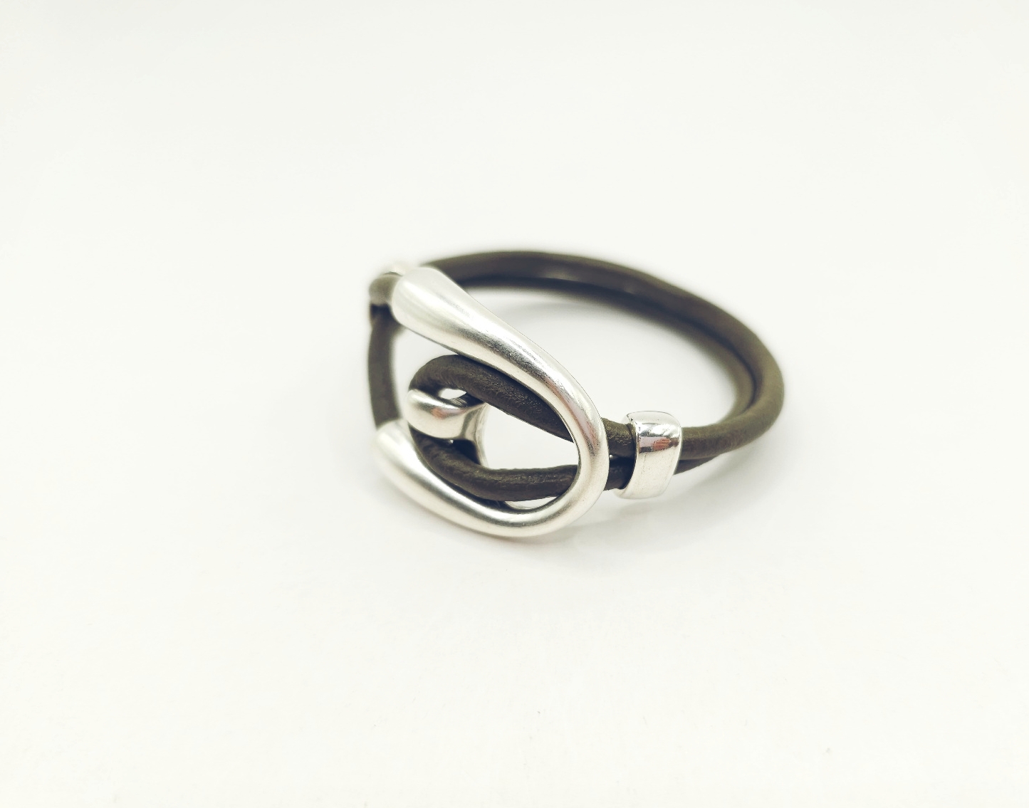 Pulsera de cuero doble con cierre de tubos - Imagen 2