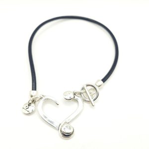 Collar de cuero con corazon y cierre de palo pq