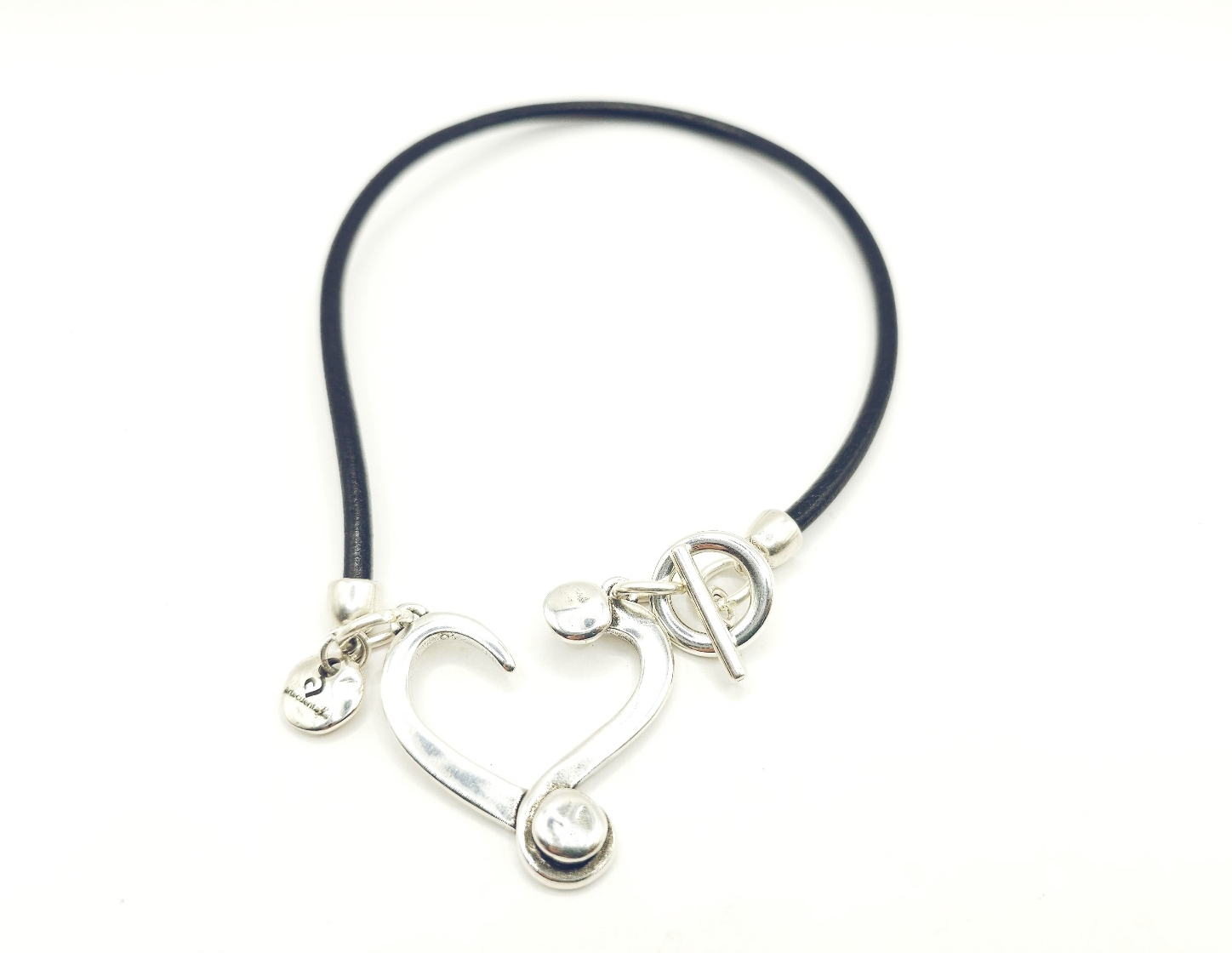 Collar de cuero con corazon y cierre de palo pq