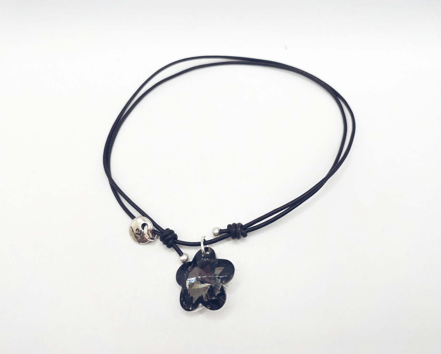 Collar de cuero con flor de cristal
