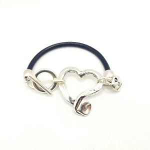 Pulsera de cuero con corazon y cierre de palo pq