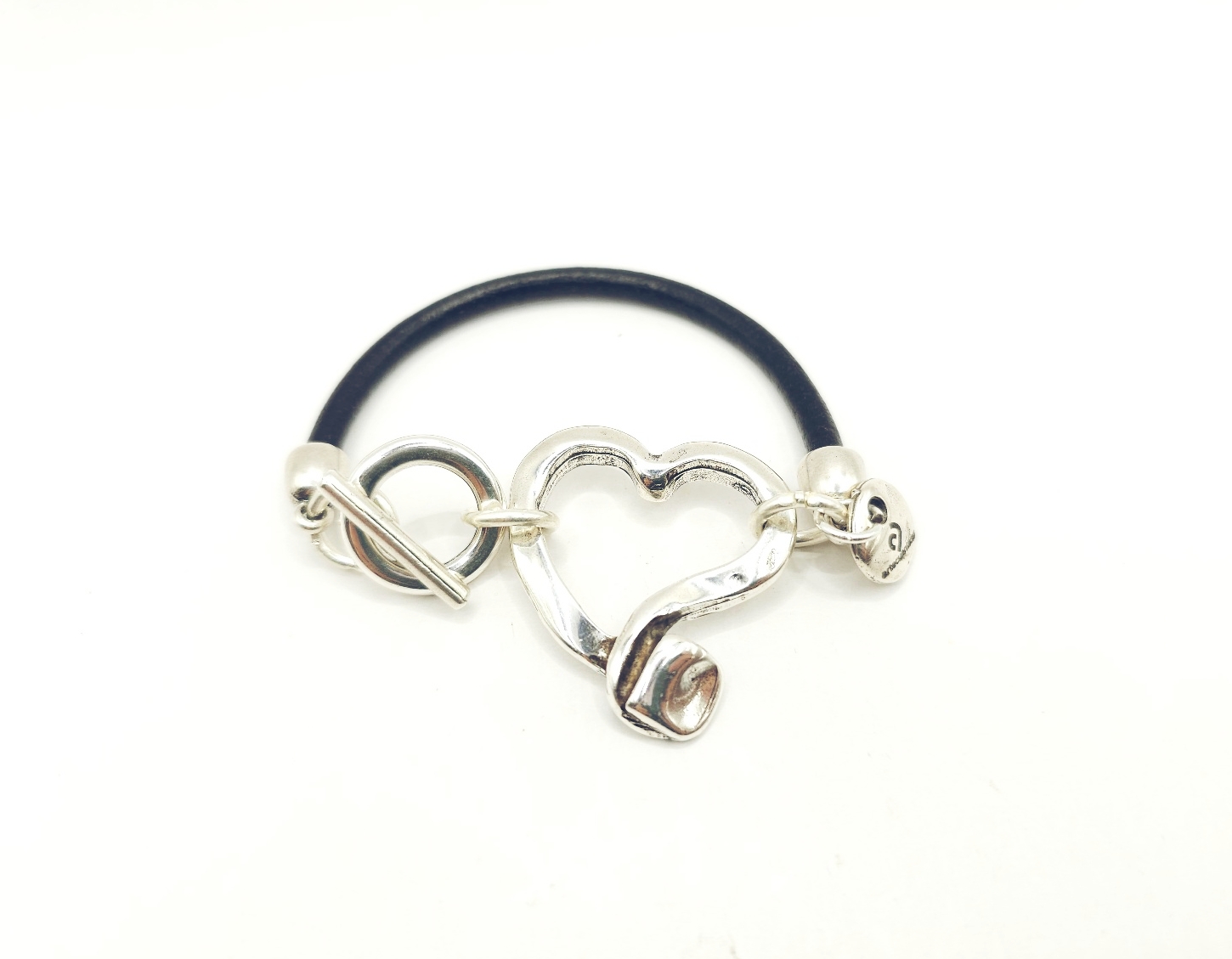 Pulsera de cuero con corazon y cierre de palo pq