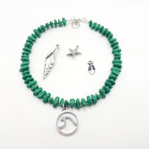 Collar de chips verde con colgante del mar