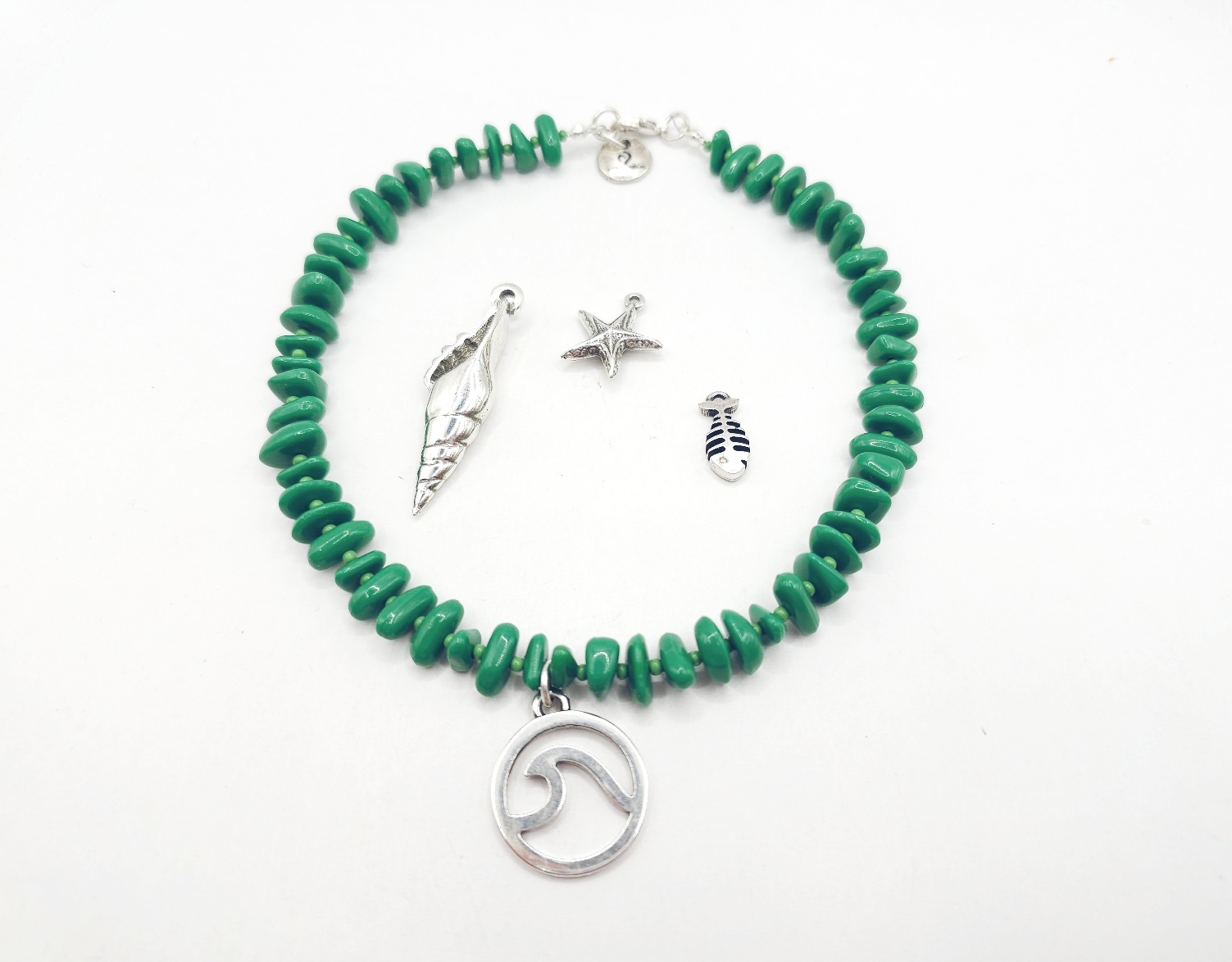 Collar de chips verde con colgante del mar