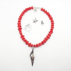 Collar de chips rojo con colgante del mar