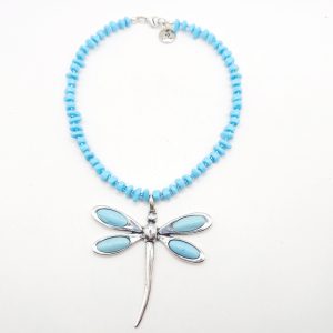 Collar de chips con libélula a juego