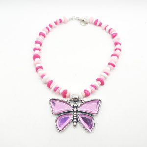 Collar de chips con mariposa rosa