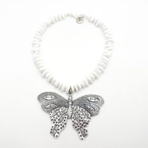 Collar de chips blancos con mariposa enorme