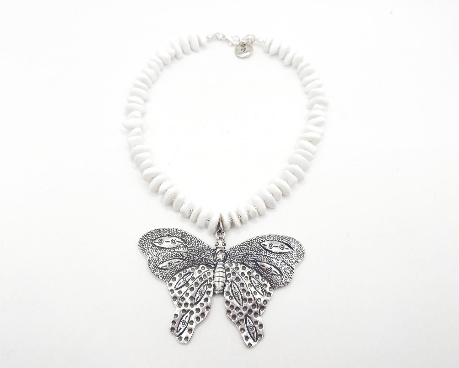 Collar de chips blancos con mariposa enorme
