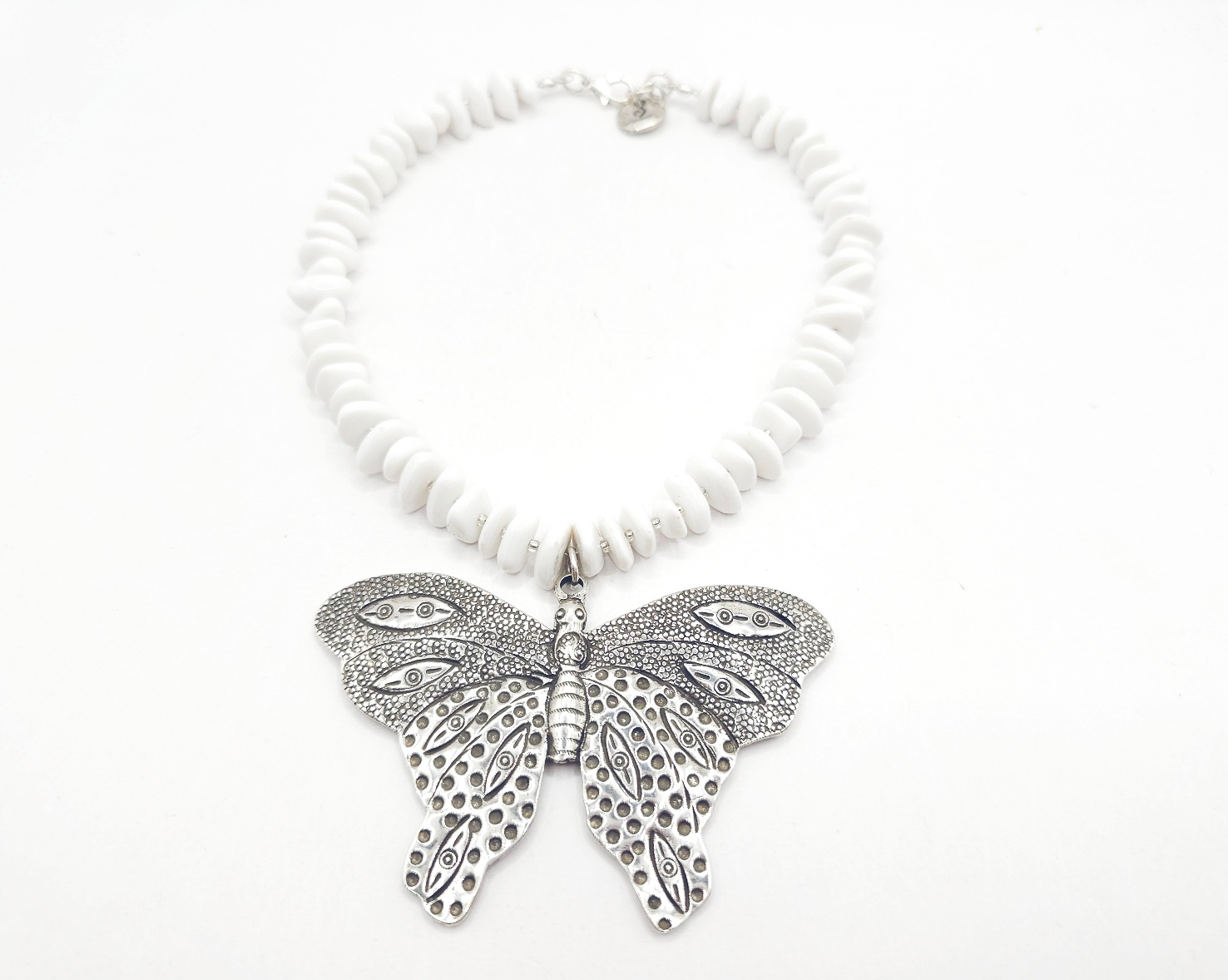 Collar de chips blancos con mariposa enorme - Imagen 3