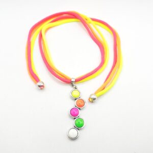 Collar con hilo y colgante fluor