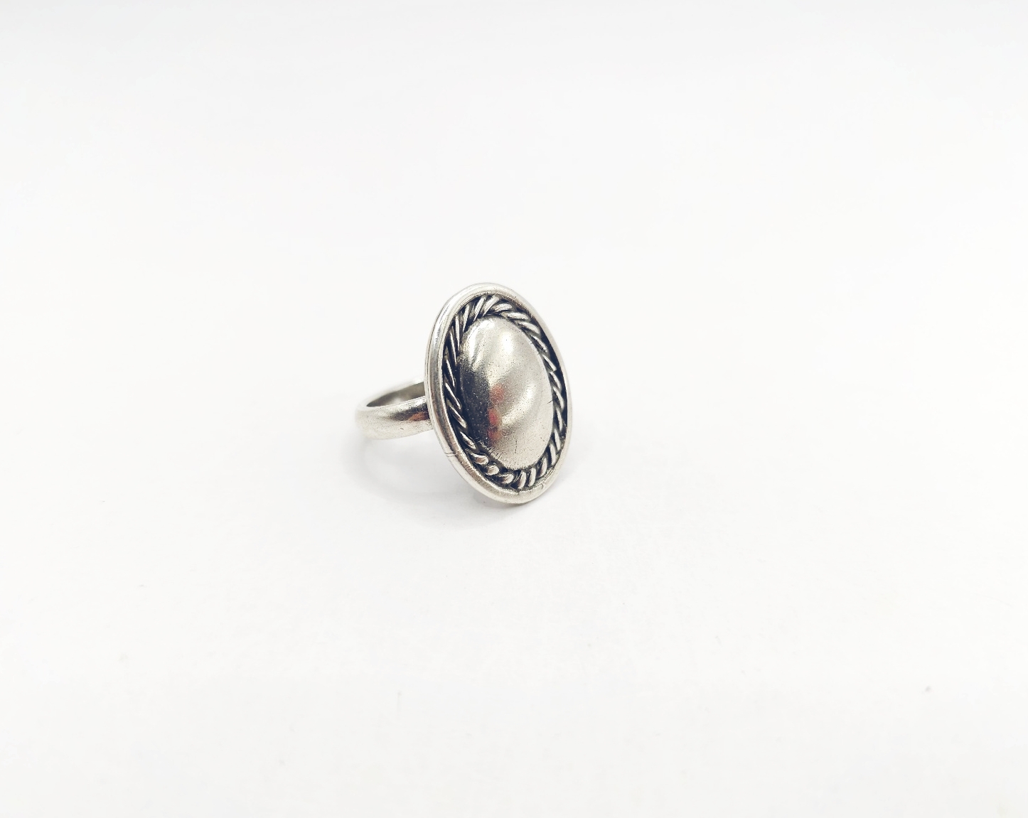 Anillo ovalado liso con greca