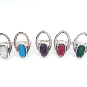 Anillo ovalado con piedra central