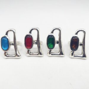 Anillo rectángulo con piedra central