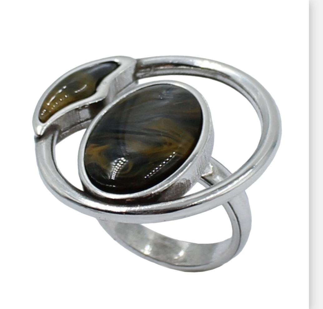 Anillo círculo con piedra central