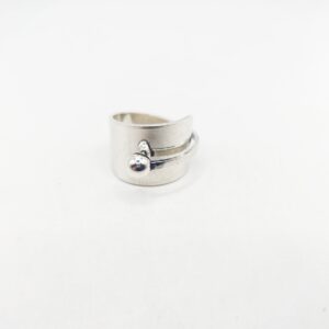 Anillo liso ancho con bola arriba