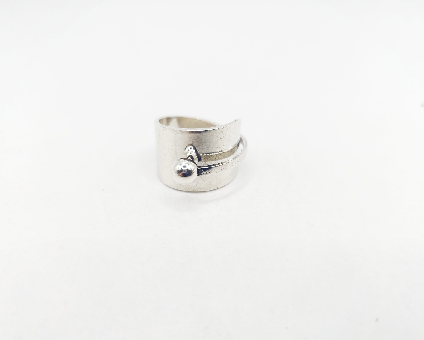 Anillo liso ancho con bola arriba