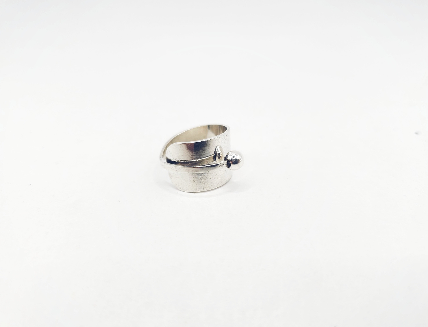 Anillo liso ancho con bola arriba - Imagen 2