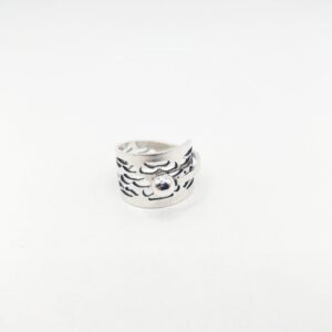 Anillo labrado ancho con bola arriba