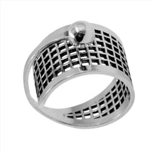 Anillo labrado con cuadrados ancho con bola arriba
