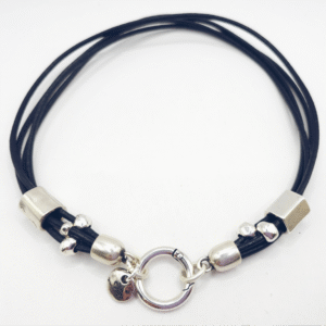 Collar de cuero con bolas y anilla central abierta