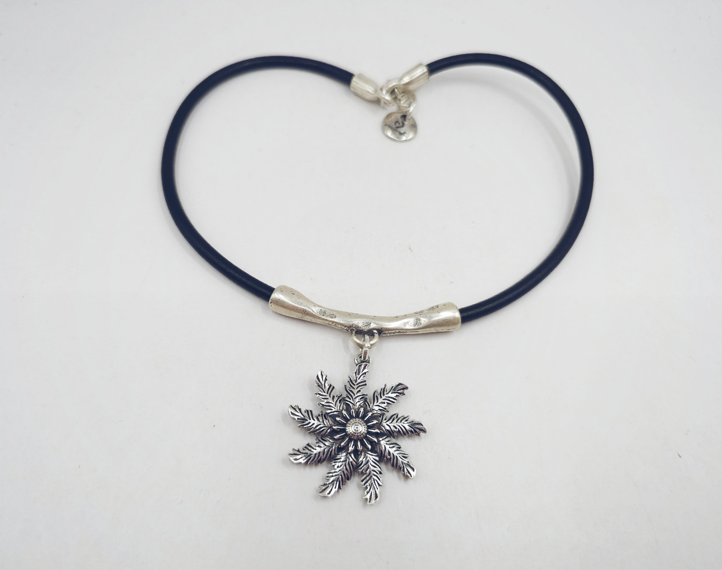 Collar de cuero con colgante Eguzkilore