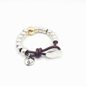 Pulsera de cuero con bolas y cierre boton
