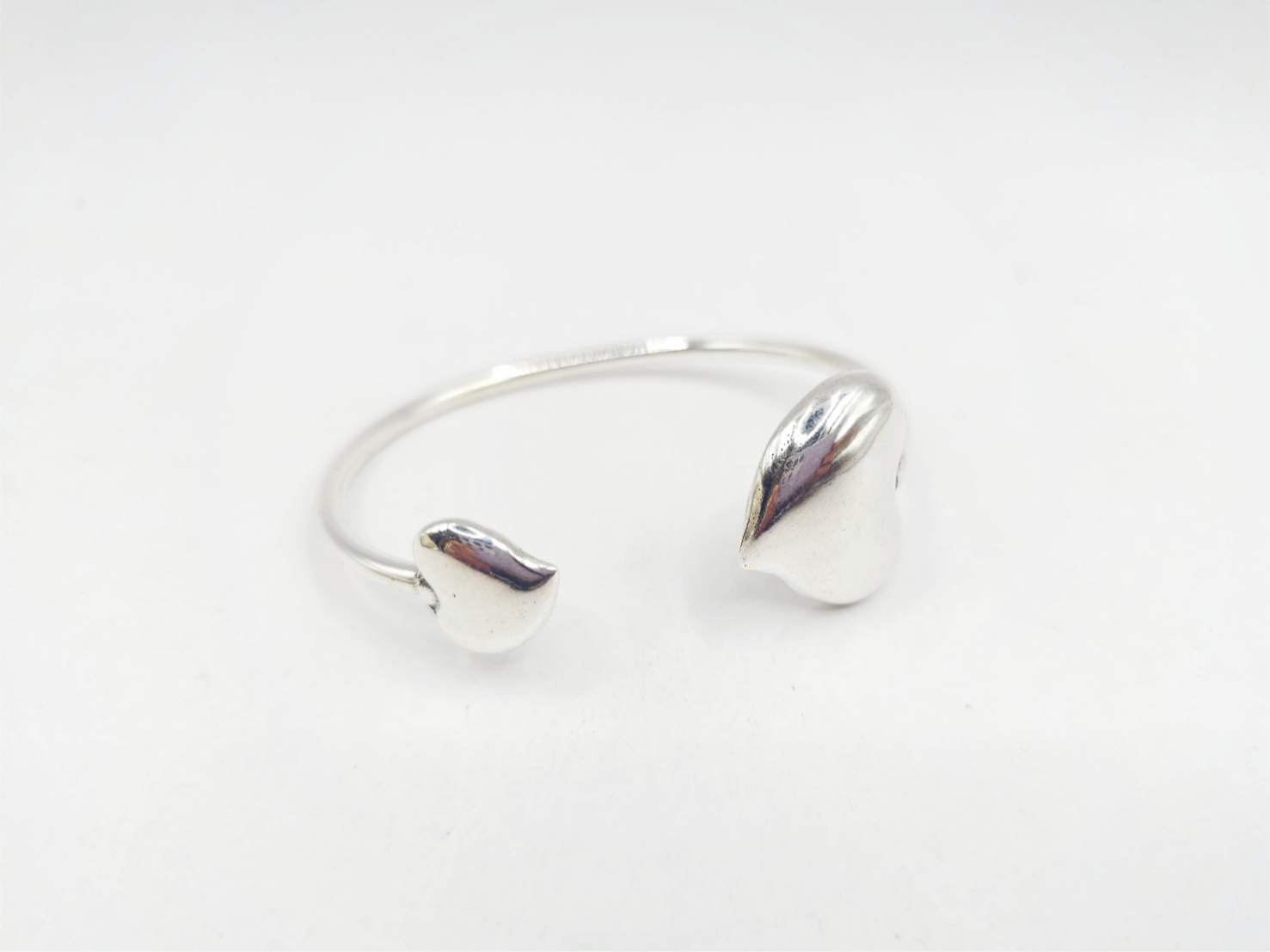 Pulsera rígida corazones lisos