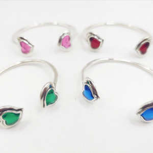 Pulsera rígida con corazones en cristal