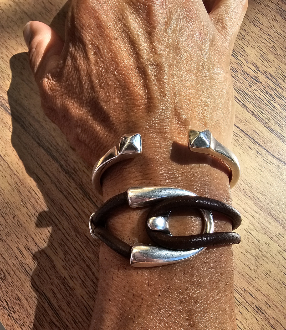 Pulsera de cuero doble con cierre de tubos - Imagen 4