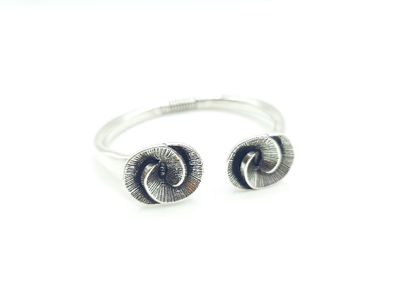 Pulsera rígida de caracola reliá