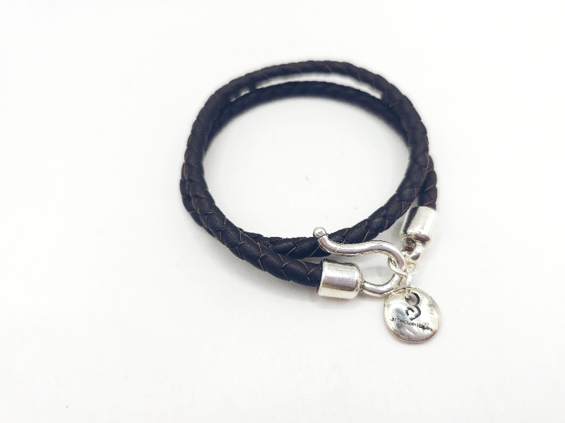 Pulsera de cuero trenzado con cierre gancho