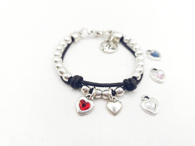 Pulsera de cuero doble con corazones