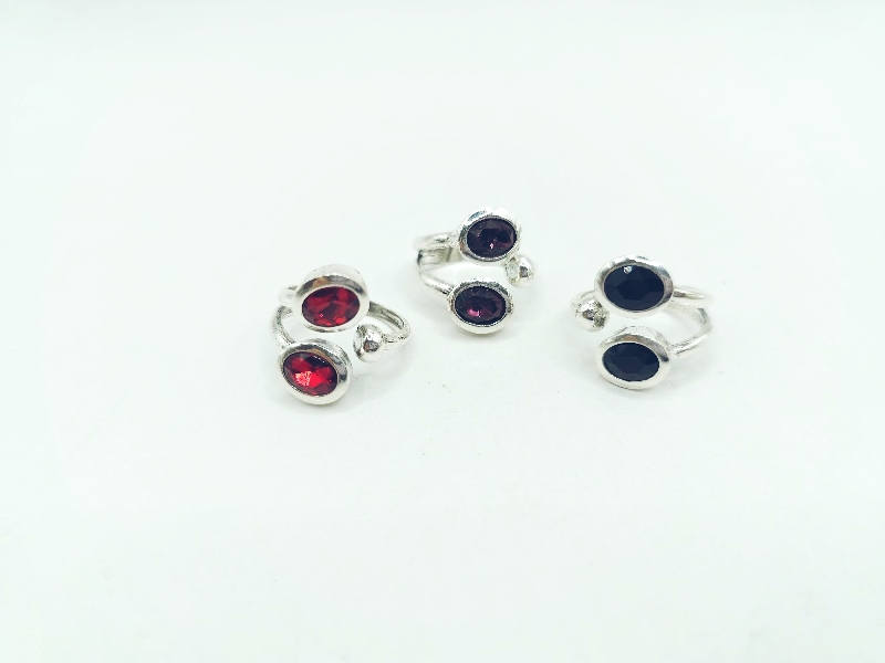 Anillo cruzado de cristales ovalados y bola