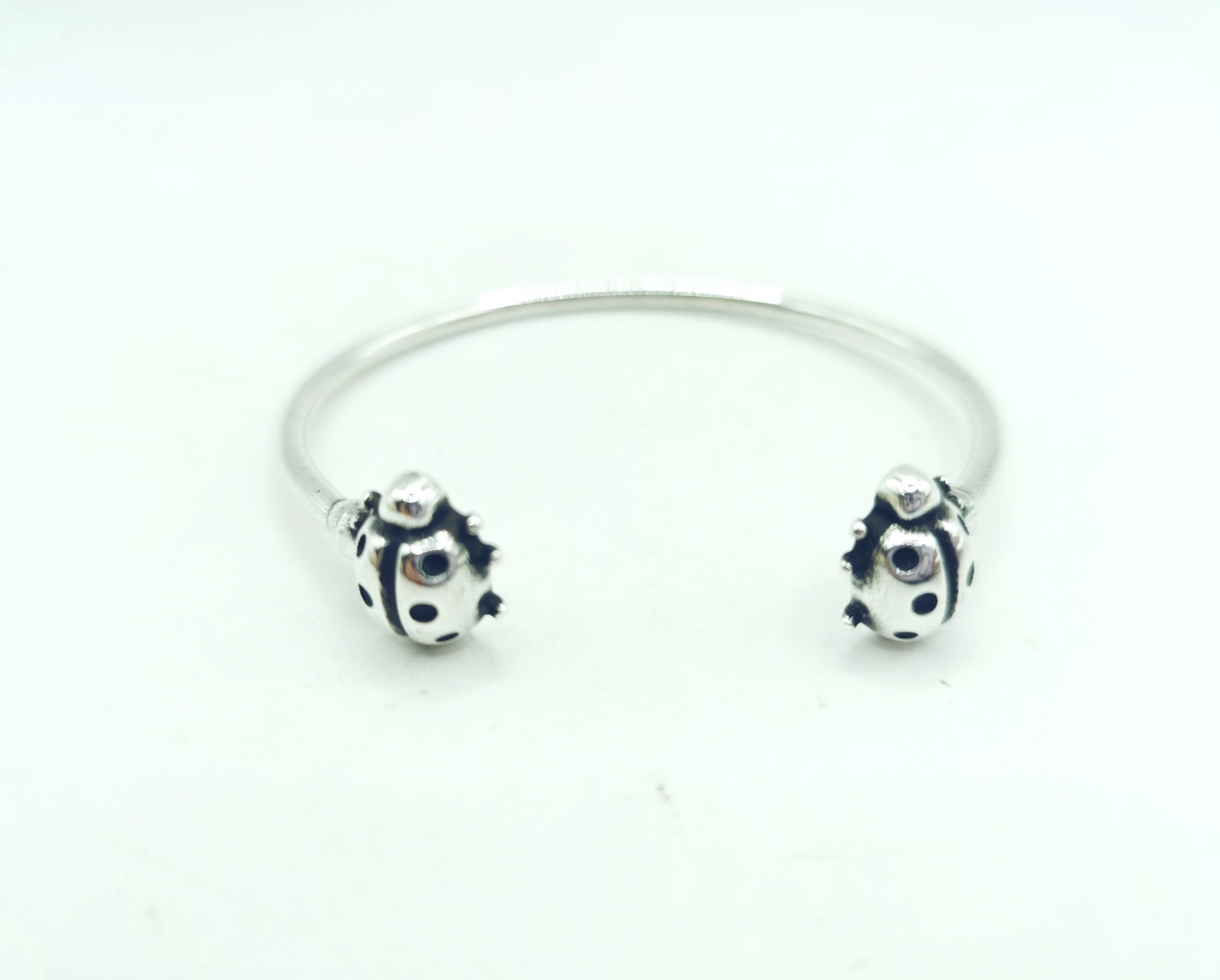 Pulsera rigida con mariquitas
