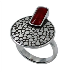 Anillo redondo labrado con color