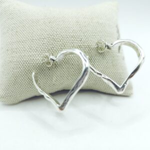 Pendientes corazon de media caña labrados