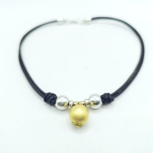 Collar de cuero con bola dorada colgando
