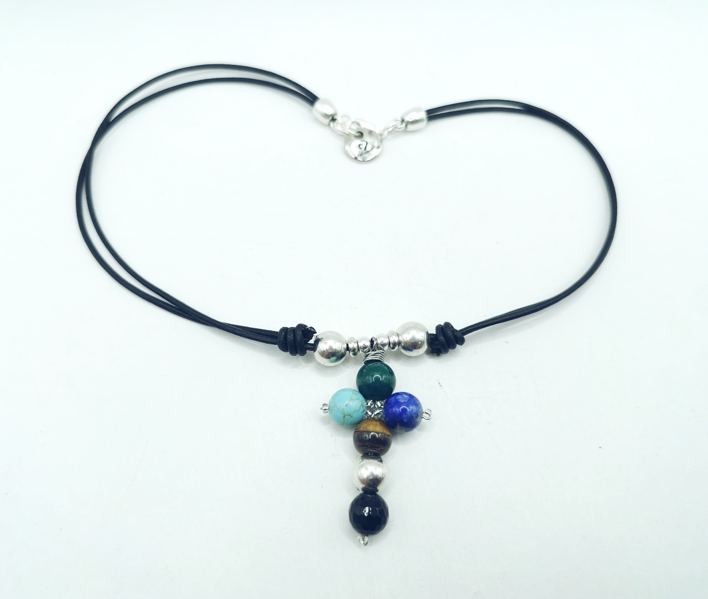 Collar de cuero con cruz de piedra natural