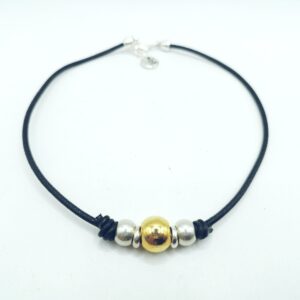 Collar de cuero con bola dorada