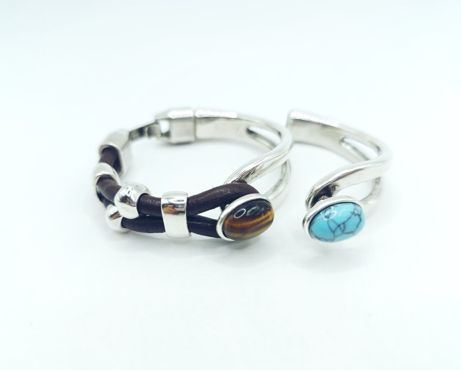 Pulsera de cuero con media caña de piedra natural