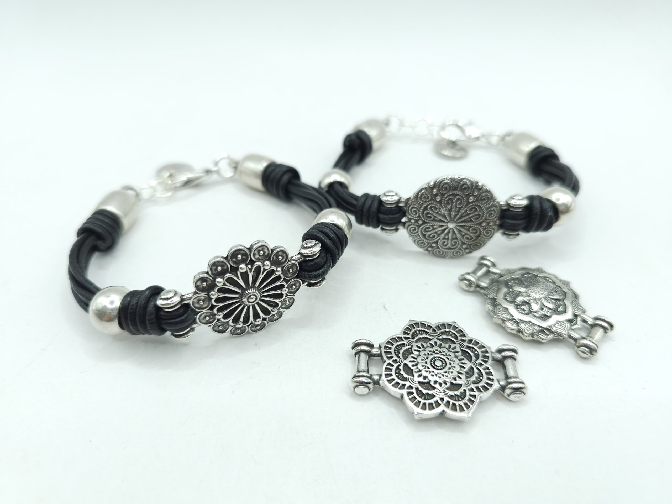 Pulsera de cuero con mandala - Imagen 2