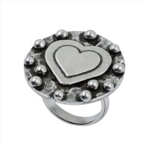 Anillo redondo con puntos y corazon central