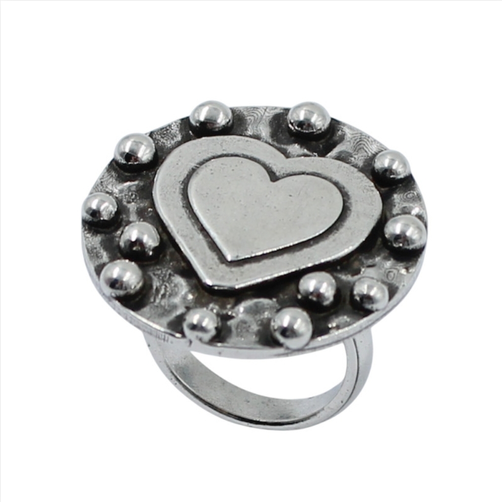 Anillo redondo con puntos y corazon central
