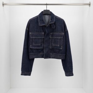 Chaqueta vaquera corta con bolsillos